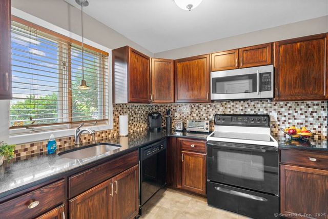 827 Oronoke Road APT 5-6, Waterbury, CT 06708