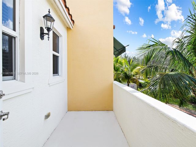 1732 NW 124th Pl, Pembroke Pines, FL 33028