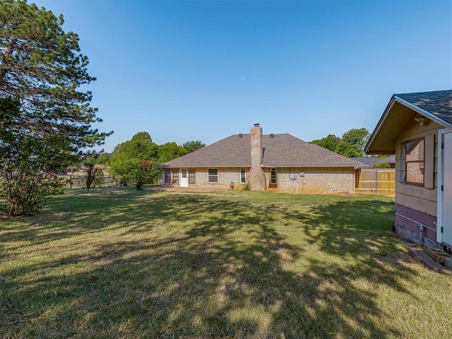 1520 Winding Creek Road, Moore, OK 73160