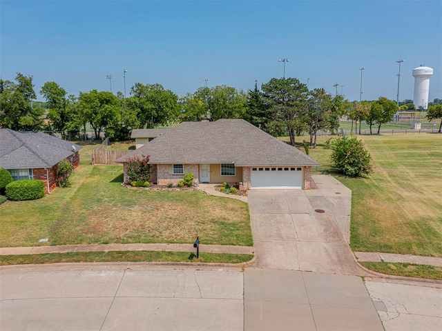 1520 Winding Creek Road, Moore, OK 73160