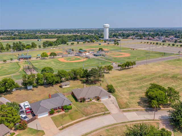1520 Winding Creek Road, Moore, OK 73160