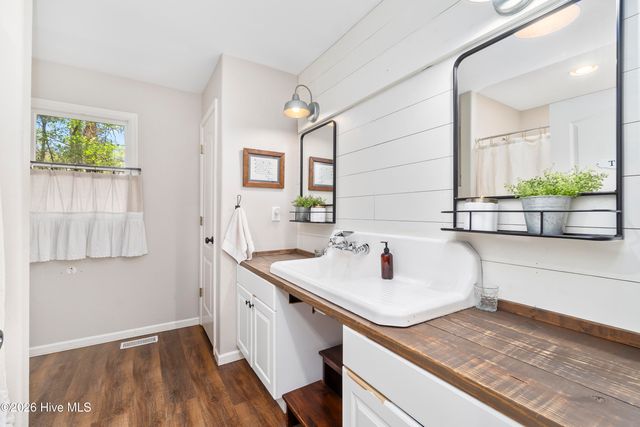 126 Narrow Shore Road, Aydlett, NC 27916