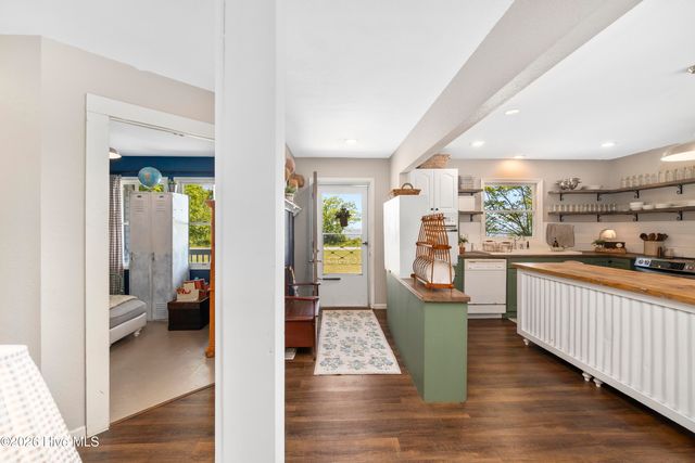 126 Narrow Shore Road, Aydlett, NC 27916