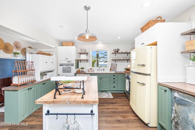 126 Narrow Shore Road, Aydlett, NC 27916