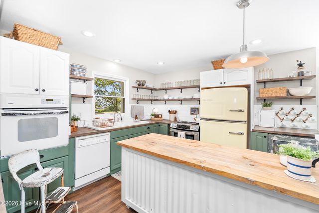 126 Narrow Shore Road, Aydlett, NC 27916