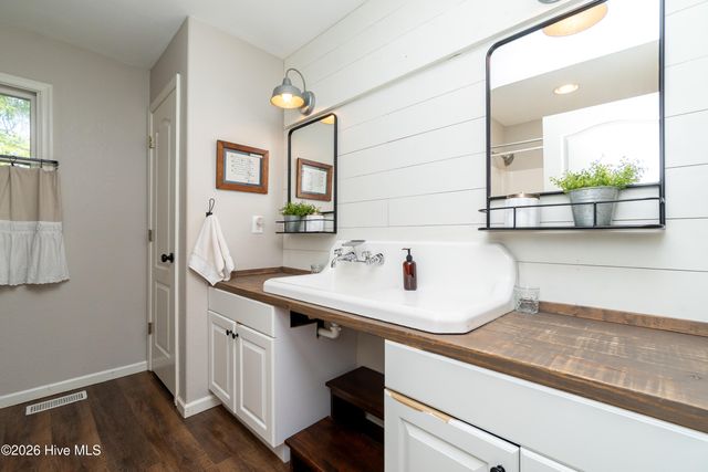 126 Narrow Shore Road, Aydlett, NC 27916