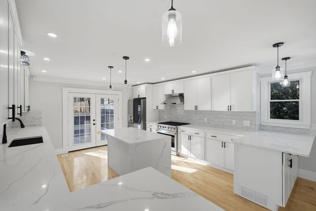 442 High St, Dedham, MA 02026