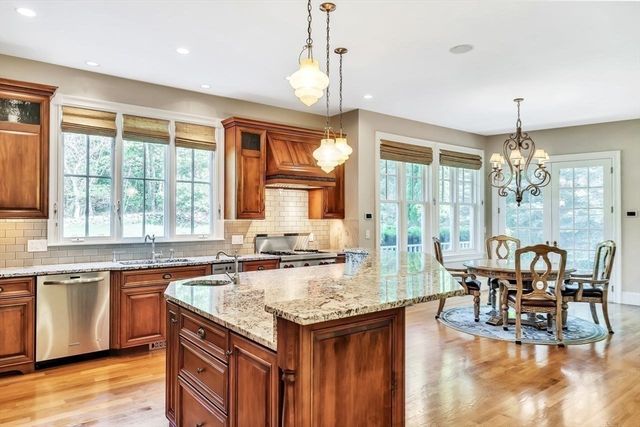 2 Stonegate Ln, Dover, MA 02030