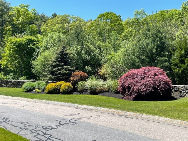 2 Stonegate Ln, Dover, MA 02030