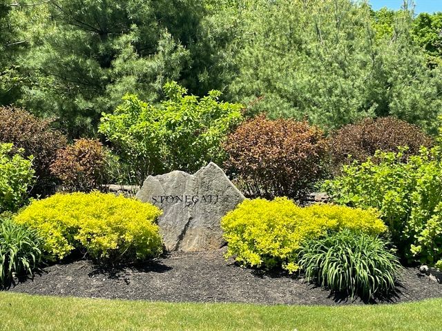 2 Stonegate Ln, Dover, MA 02030