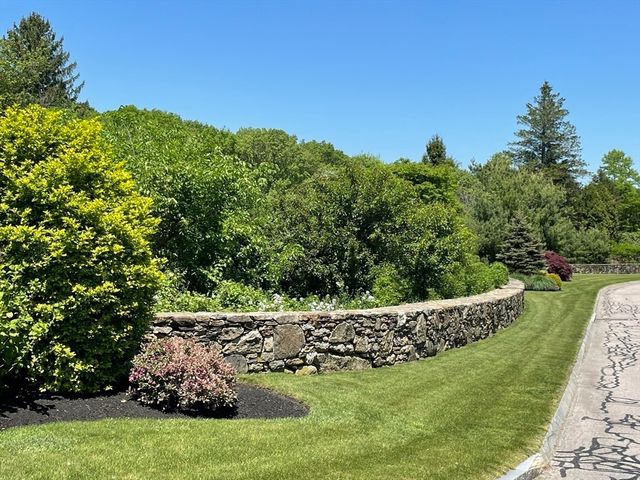2 Stonegate Ln, Dover, MA 02030