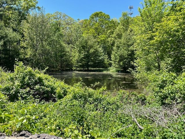 2 Stonegate Ln, Dover, MA 02030