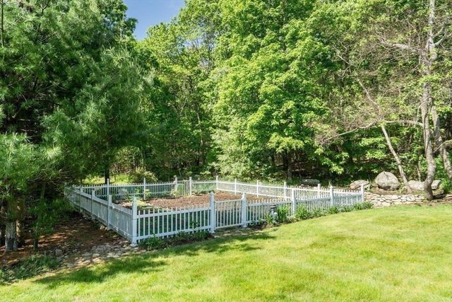 2 Stonegate Ln, Dover, MA 02030