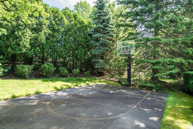 2 Stonegate Ln, Dover, MA 02030