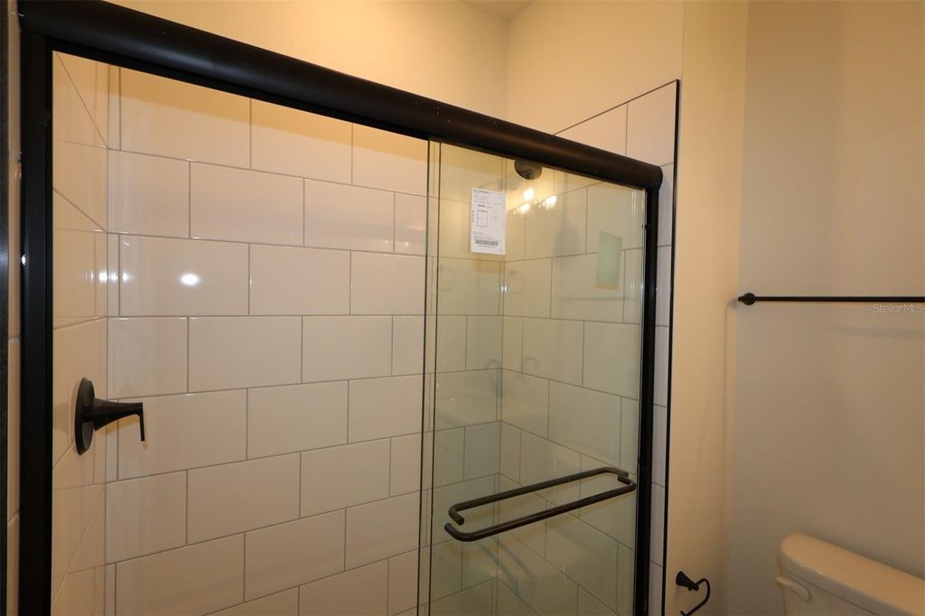 Image 13 of property listing at 622 KINGSWOOD COURT, Bradenton, FL 34212