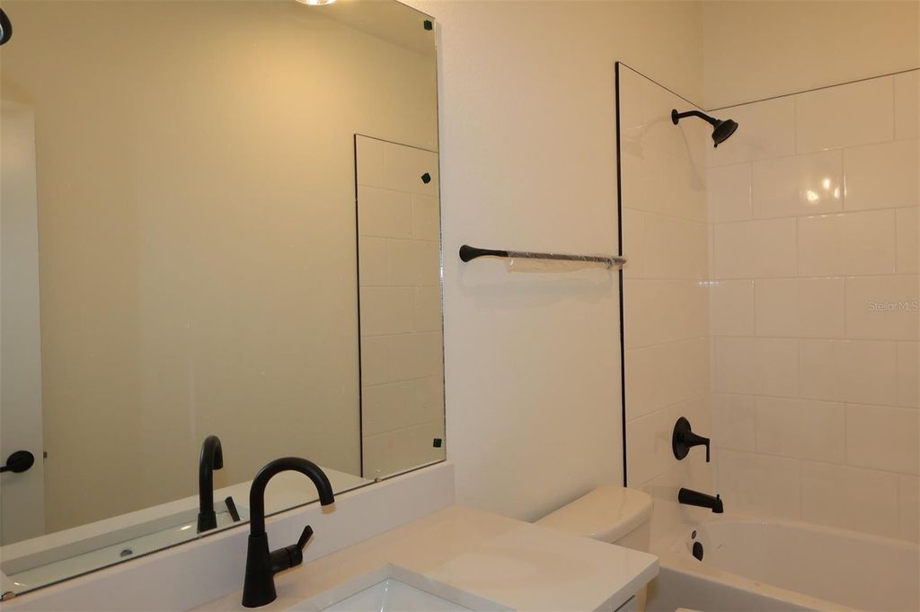 Image 14 of property listing at 622 KINGSWOOD COURT, Bradenton, FL 34212