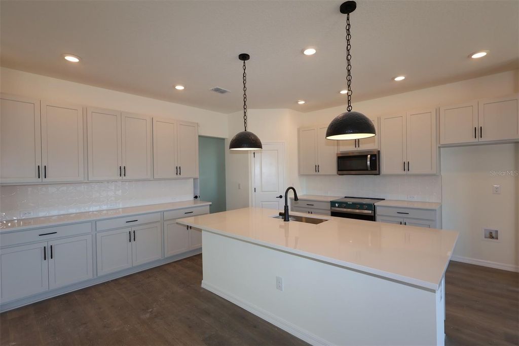 Image 6 of property listing at 622 KINGSWOOD COURT, Bradenton, FL 34212