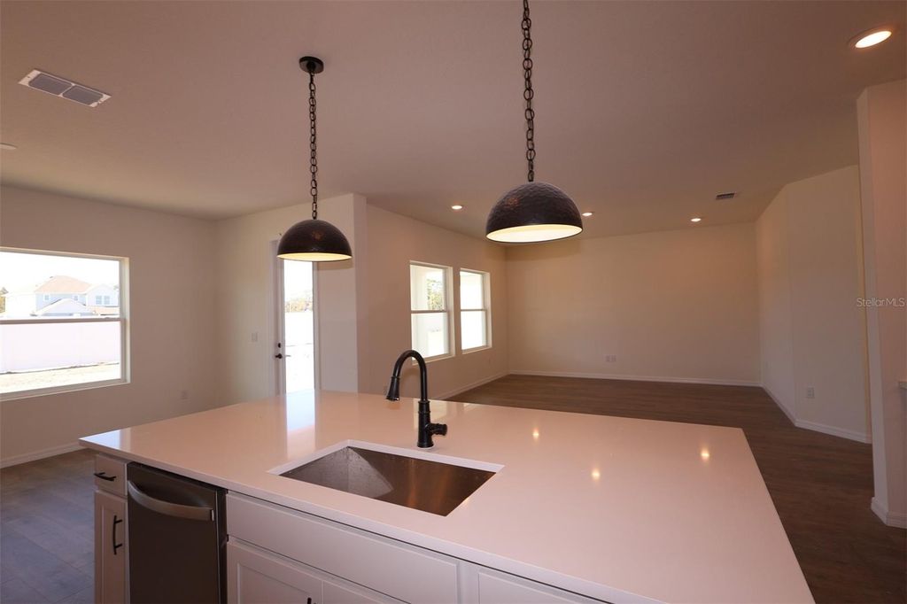 Image 9 of property listing at 622 KINGSWOOD COURT, Bradenton, FL 34212