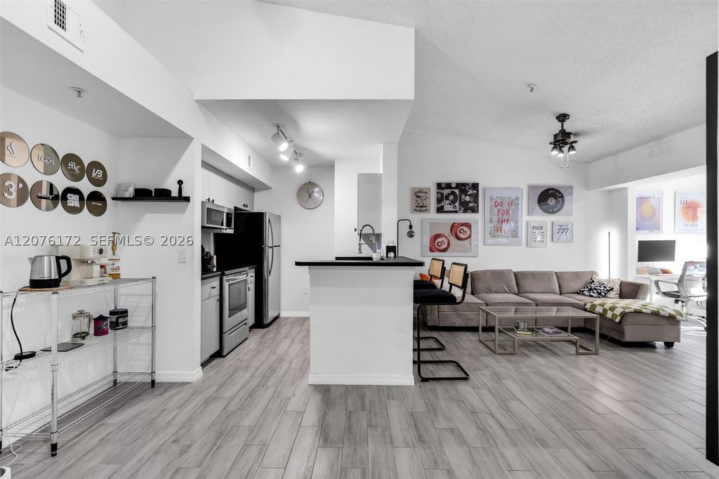 2457 Centergate Dr 306, Miramar, FL 33025