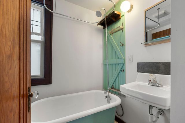 194 Logan Avenue N, Minneapolis, MN 55405