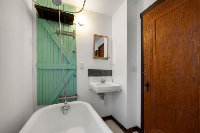 194 Logan Avenue N, Minneapolis, MN 55405