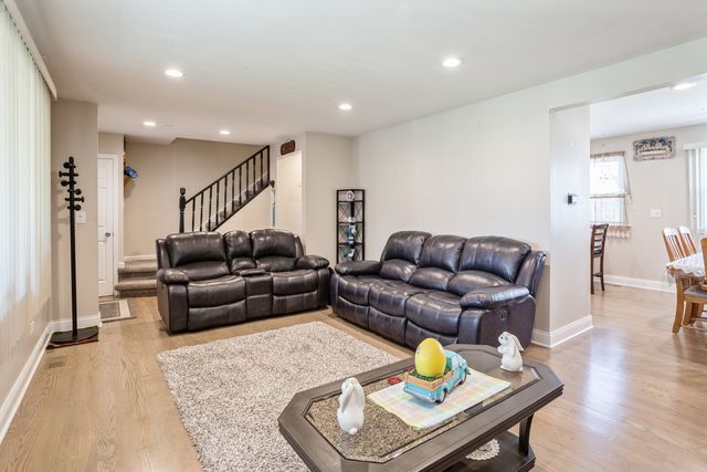1109 S Lavergne Drive, Mount Prospect, IL 60056
