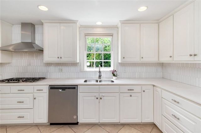 2009 Old Shell Road, Mobile, AL 36607