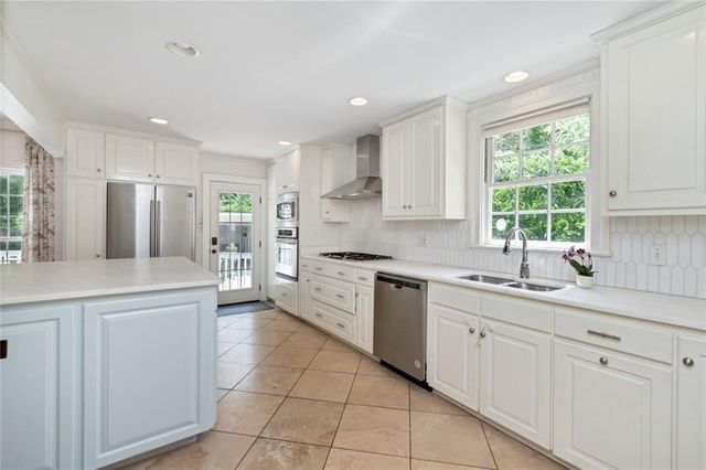 2009 Old Shell Road, Mobile, AL 36607