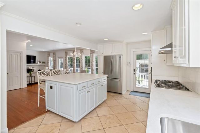 2009 Old Shell Road, Mobile, AL 36607