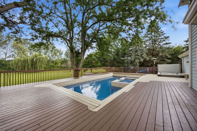 7N660 Cloverfield Circle, St. Charles, IL 60175