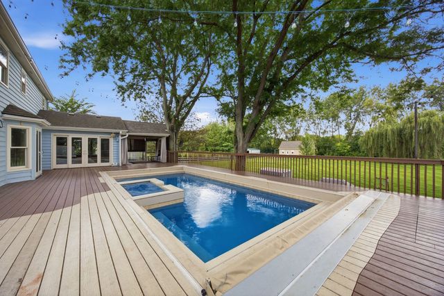 7N660 Cloverfield Circle, St. Charles, IL 60175