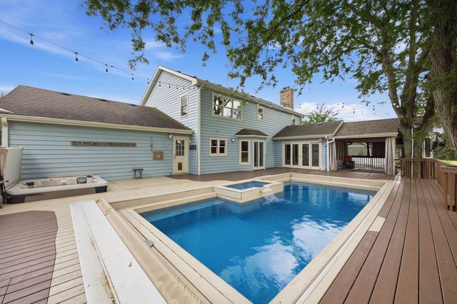 7N660 Cloverfield Circle, St. Charles, IL 60175