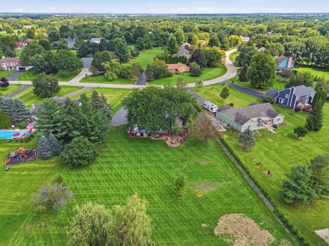 7N660 Cloverfield Circle, St. Charles, IL 60175