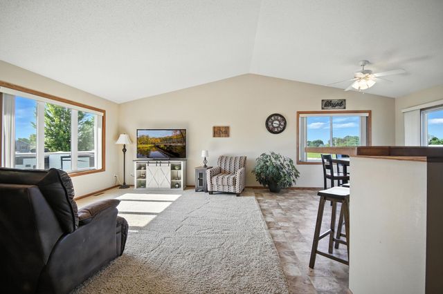 2040 Harbour Oak Drive SE, Owatonna, MN 55060