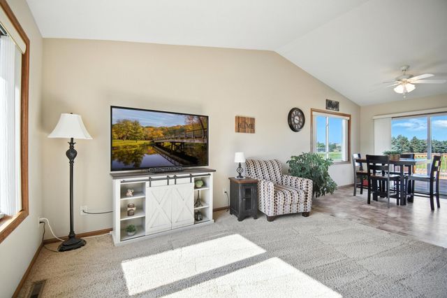 2040 Harbour Oak Drive SE, Owatonna, MN 55060