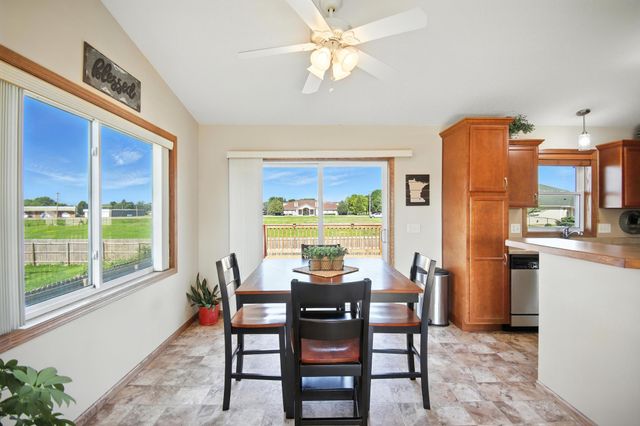 2040 Harbour Oak Drive SE, Owatonna, MN 55060