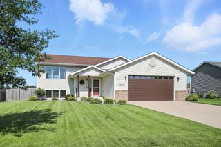 2040 Harbour Oak Drive SE, Owatonna, MN 55060