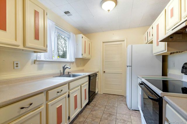 210 Springmeadow Drive J, Holbrook, NY 11741