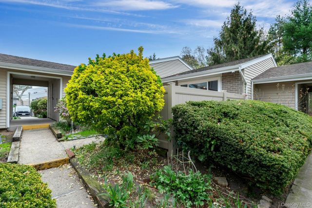 210 Springmeadow Drive J, Holbrook, NY 11741