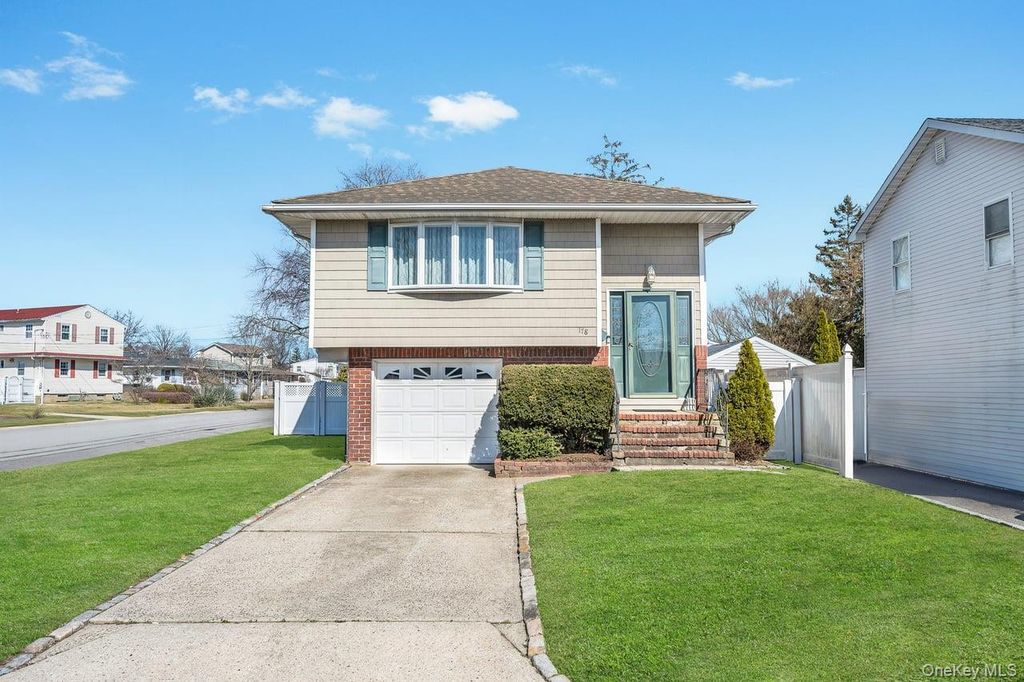 178 5th Avenue, West Babylon, NY 11704