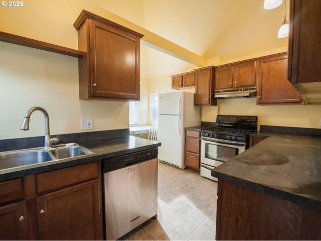 934 Se NEHALEM St, Portland, OR 97202