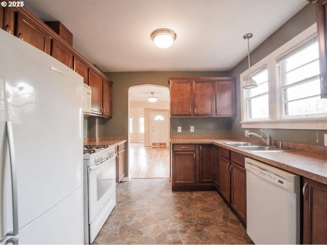 934 Se NEHALEM St, Portland, OR 97202