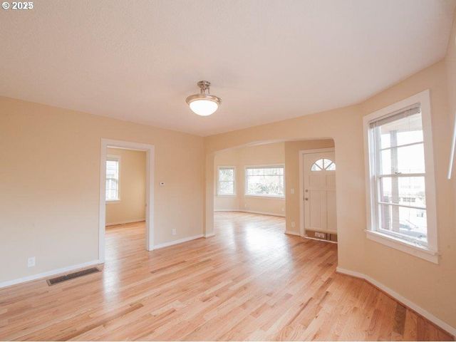 934 Se NEHALEM St, Portland, OR 97202