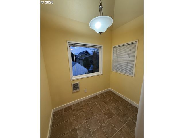 934 Se NEHALEM St, Portland, OR 97202