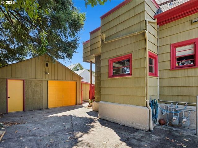 934 Se NEHALEM St, Portland, OR 97202