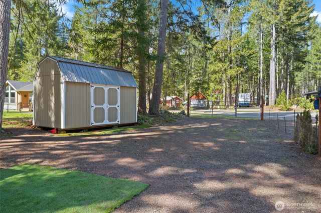 101 N Brook Lane, Hoodsport, WA 98548