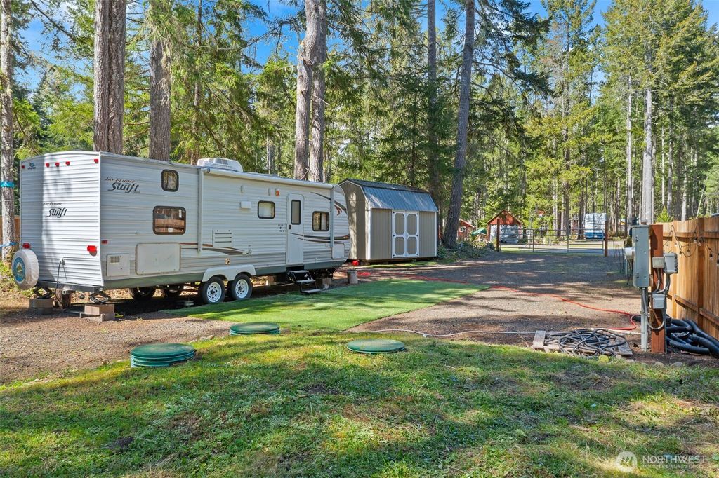 101 N Brook Lane, Hoodsport, WA 98548