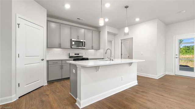 208 Mary Montrose Boulevard, Jamestown, NC 27282