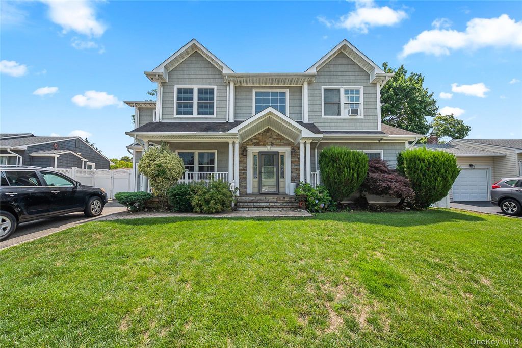 19 Manetto Drive, Plainview, NY 11803