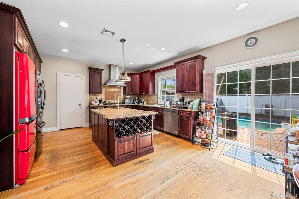 19 Manetto Drive, Plainview, NY 11803 — photo 5